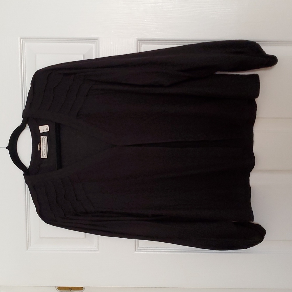 THE MUSES LOUNGE black cropped lightweight jacket w/ long sleeves & pleating.
